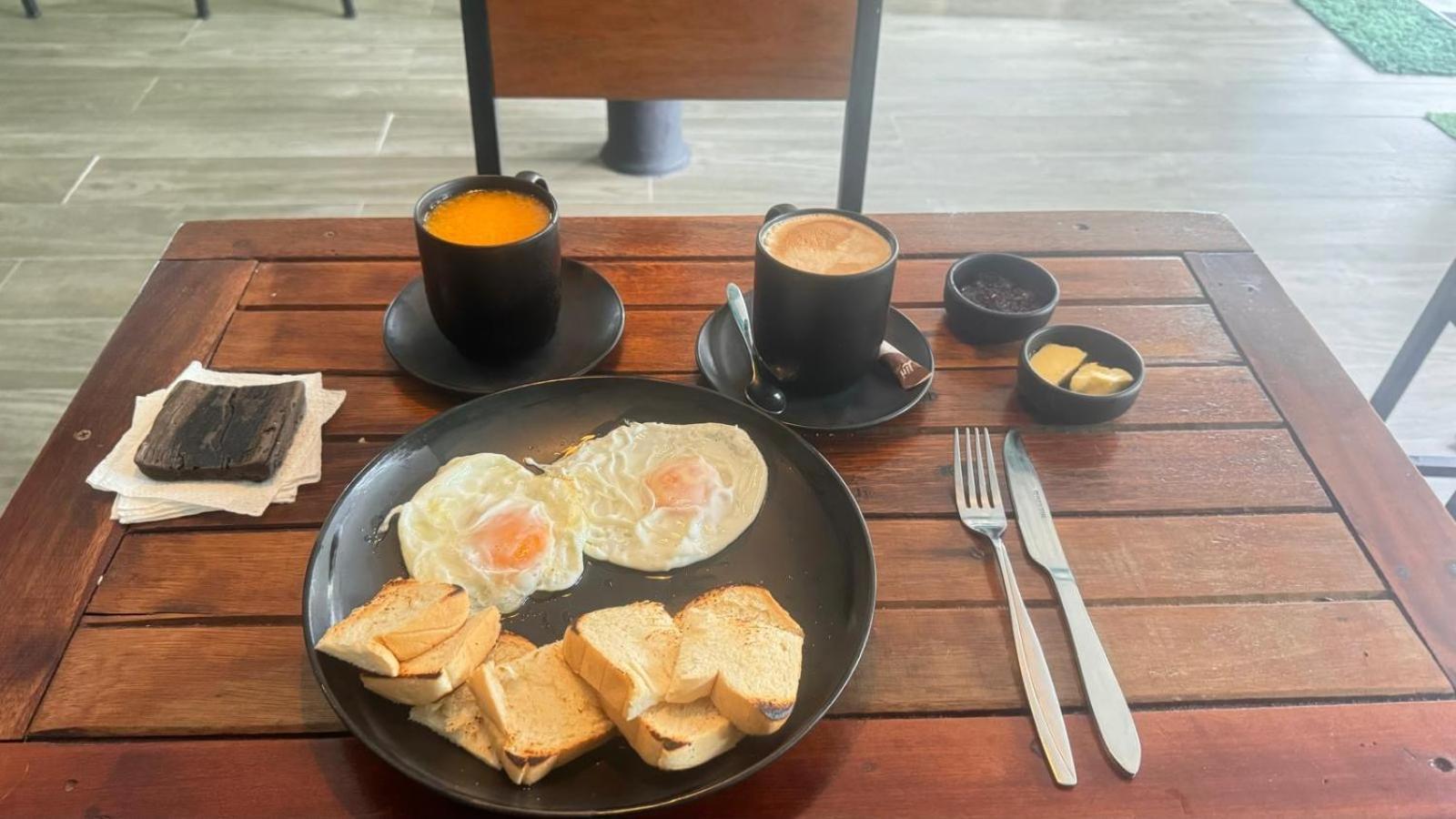 The 10 Club Hostel 通萨拉 外观 照片